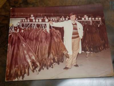 Il signore ci chiede di non fotografarlo, ma ci mostra delle preziose immagini risalenti agli anni 70 che ritraggono il pap� circondato da colli di pelliccia...